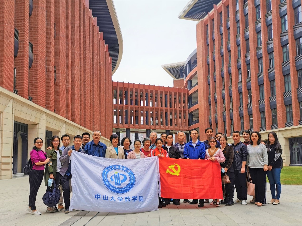 药学院教工第一党支部及退休老师在深圳校区的合影